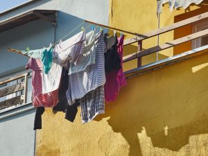 Bucato che oscura la finestra dell'appartamento sottostante: come reagire?
