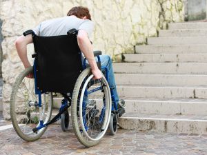 Il comune non è responsabile per sanatoria e agibilità su immobili con barriere architettoniche, disabili possono richiedere danni per discriminazione.