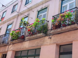 Per agganciare manufatti al sottobalcone devo sempre chiedere al proprietario del balcone aggettante?