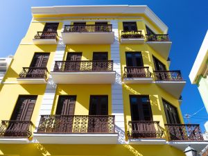 Un condomino può liberamente sostituire le ringhiere del proprio balcone?