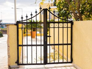 È lecito posizionare un manufatto in ferro sul vialetto di accesso del palazzo?