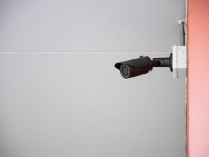 Si alla videosorveglianza del pianerottolo, anche se viene ripresa la porta del vicino quando è inevitabile un diverso orientamento della telecamera
