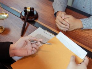 Amministratore denunciato: se assolto può chiedere i danni?