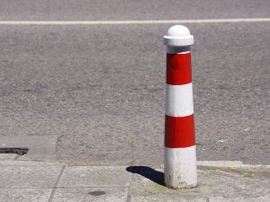 Paletto insidioso all'altezza delle gambe e privo di segnalazione: il condominio deve risarcire il condomino
