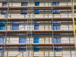 Infortunio del dipendente dell'impresa appaltatrice per omissione delle cautele previste per legge: anche il condominio e l'amministratore ne rispondono