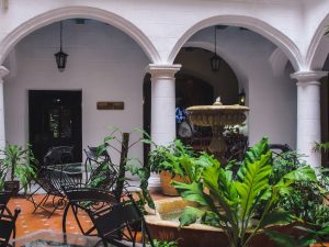 Condomino che insiste nell'utilizzare l'atrio nel più totale disprezzo delle possibili concorrenti utilizzazioni degli altri comproprietari