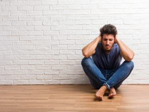 Il costruttore deve insonorizzare anche le pareti divisorie dei singoli vani ricompresi all'interno degli appartamenti?