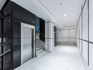 Penale eccessiva del contratto di manutenzione ascensore stipulato prima del Codice del Consumo: il condominio non la paga