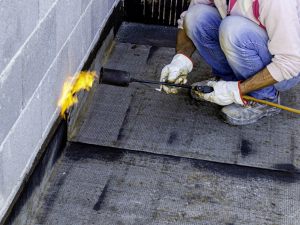 L'uso esclusivo della terrazza non rende il lastrico di proprietà esclusiva, ma incide soltanto sul criterio di ripartizione delle spese.