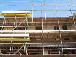 Vizi, difformità e ritardi nell'esecuzione dell'opera appaltata: l'opposizione a decreto ingiuntivo del condominio