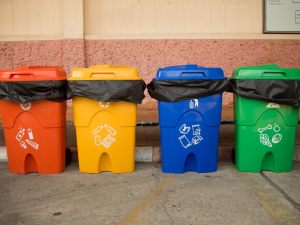 Bidoni spazzatura in condominio: chi decide dove metterli?