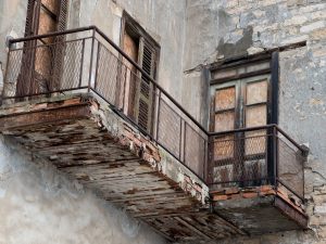 Crollo del balcone: il condominio è responsabile