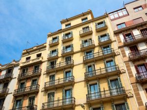 Ripartizione spese balconi: nuova delibera e soccombenza reciproca nel contenzioso condominiale