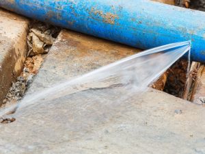 Fuoriuscita di una consistente quantità d'acqua e responsabilità della società che gestisce l'acquedotto