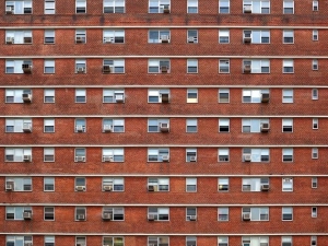 Non è valida la delibera che immotivatamente rifiuti la richiesta del condomino di installare macchinari per climatizzazione nelle parti comuni