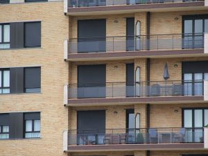 Condominio con più civici: chi paga le spese di manutenzione dei pilastri?