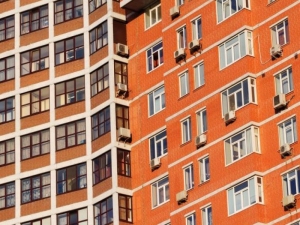L'amministratore del condominio ha il potere di segnalare un abuso edilizio del singolo condominio nelle parti esclusive?