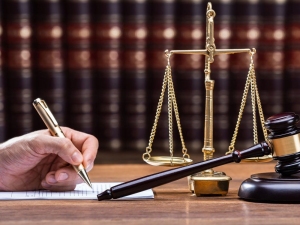 Liti in condominio: riparto lavori ai parapetti del lastrico dell'attico e distacco dal riscaldamento