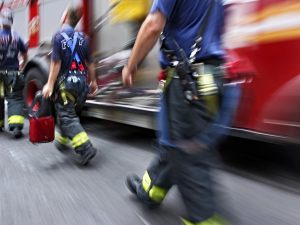 Ordinanza contingibile e urgente per uno stato di pericolo in ambito condominiale: può essere adottata da un dirigente del Comune?