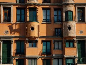 Nel condominio con più fabbricati (villette) il proprietario della villetta a schiera può realizzare opere con superbonus liberamente?