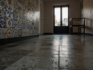 Avvallamenti nel pavimento, piastrelle rotte o che “suonano a vuoto”. La causa può derivare dai lavori al piano sottostante