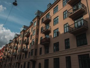 Ampliamento della profondità del balcone: il no del comune è illegittimo senza lesione del decoro del caseggiato