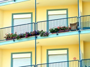 Installazione di divisorio del balcone in legno alto due metri e contestazione del vicino: il problema distanze legali