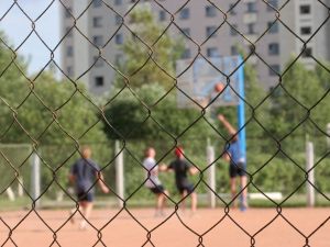 Canestro da basket nel cortile condominiale