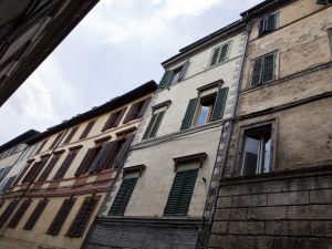 Riserva di proprietà su area parcheggio: diritto d'uso e corrispettivo nel contratto di compravendita secondo Legge n.765/1967