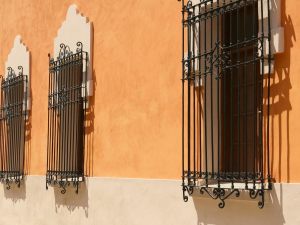 Mettere in sicurezza finestre, balconi e terrazze nel rispetto del decoro architettonico
