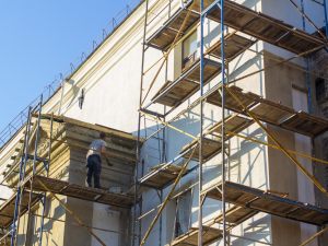 Bonus facciate: l'impresa non può bloccare i lavori sostenendo che è colpa del repentino cambiamento delle norme fiscali