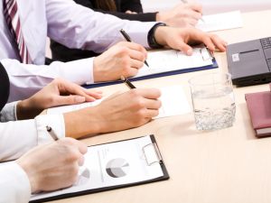 Condomino che si alza, fa mettere a verbale che va via, ma resta in stanza e ascolta: è presente o assente?