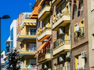 Grande terrazza di proprietà esclusiva non a copertura di unità immobiliari sottostanti: il problema spese