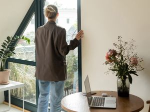 Apertura porta finestra sulla facciata condominiale e chiusura dei balconi: quando è possibile?