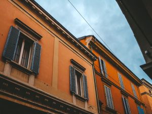 Impugnazione di delibere assembleari: tardivo avviso di convocazione e diniego di partecipazione in assenza di delega per mancata comunicazione della qualità di erede