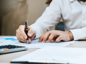 Atti di straordinaria amministrazione: l'amministratore non può autonomamente conferire incarichi professionali neppure se usa la chat dei condomini