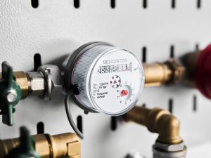Sospensione acqua e riscaldamento legittima per condomino moroso dopo sei mesi di mancato pagamento