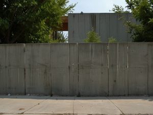 Aggravamento del dislivello naturale ad opera di entrambi i proprietari: chi paga le spese del muro divisorio a secco pericolante?