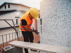 Installazione del cappotto termico dal primo al terzo piano: le spese sono a carico anche dei negozi con vetrine al piano terra?