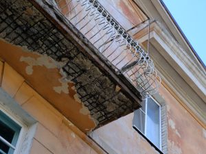 Distacchi di intonaco dai frontalini: non è sempre responsabile il condominio