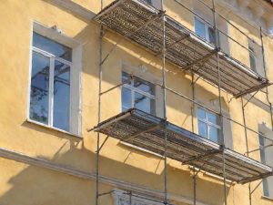 Gravi difetti nelle parti comuni del caseggiato: denuncia tardiva dei vizi e costruttore impunito