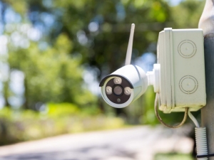Telecamere di videosorveglianza private: non possono inquadrare anche il portone d'ingresso del condominio