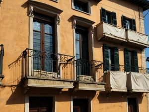 Crollo del cornicione e danni da rovina delle parti comuni