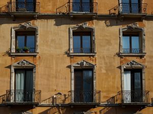 Abusi edilizi nelle parti comuni: a chi deve essere notificata l'ordinanza della P.A.?