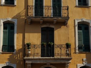 Per abbassare il pavimento di un immobile serve un titolo abilitativo: aumenta la volumetria