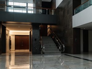 Violazione di domicilio nelle parti comuni del condominio: a chi spetta la presentazione della querela?