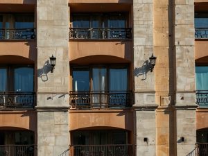 Acquisto di appartamento e spese straordinarie non pagate dal venditore: per l'acquirente è rilevante solo che i lavori siano stati deliberati e autorizzati dal condominio