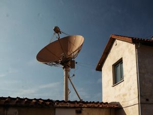 Antenna satellitare condominiale: va pagata anche se c'è già quella terrestre?