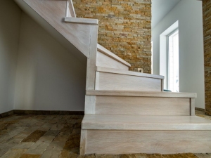 Chiusura vano scale di accesso al sottotetto condominiale: l'eccezione di usucapione e gli atti interruttivi del possesso
