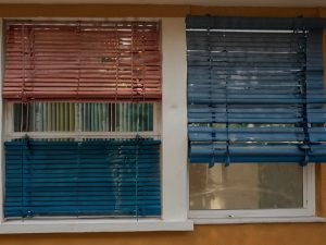 Veneziane su balcone di colore diverso